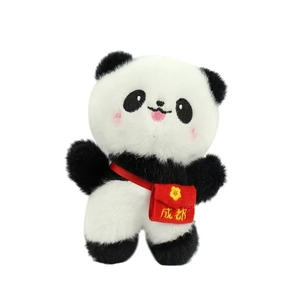 Schattige panda pluche sleutelhanger met rode Chengdu-tas op witte achtergrond