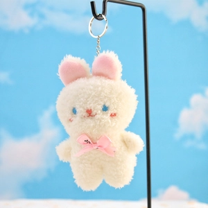 Dettaglio portachiavi a forma di coniglio di peluche con fiocco rosa e catenella