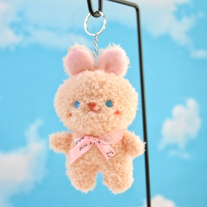 Dettaglio del portachiavi a coniglietto di peluche con fiocco Love rosa e gancio