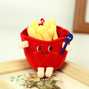Detailansicht von Plüsch-Pommes-Anhänger mit lächelndem Gesicht und blauem Löffel