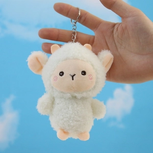 Ciondolo a forma di pecora in peluche bianco con portachiavi in argento su cielo blu
