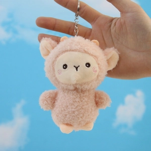Dettaglio portachiavi agnello di peluche rosa con pelliccia riccia e anello metallico