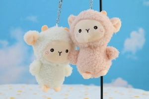 Dettaglio di portachiavi a forma di pecora in peluche verde menta e rosa con catena