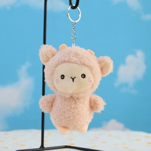 Portachiavi pecora di peluche rosa con pelliccia riccia e anello su sfondo nuvole