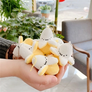 Gros plan d'un mini porte-clés banane en peluche avec broderie mignonne et chaîne à billes
