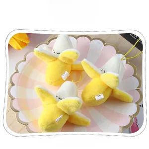 Vue détaillée de trois mini peluches bananes épluchées avec visages sur une petite assiette