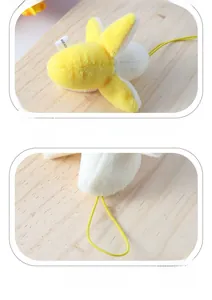 Détails de couture durable et tissu de qualité sur le porte-clés banane en peluche