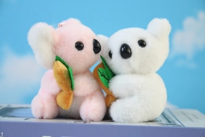 Dettaglio di portachiavi a forma di koala in peluche rosa e bianco con morbida pelliccia sintetica