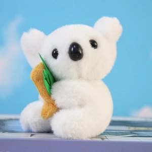 Dettaglio di un portachiavi koala in peluche bianco con accessorio a forma di foglia