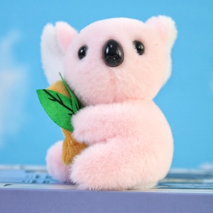 Dettaglio di un portachiavi koala di peluche rosa con morbida pelliccia e accessorio bamboo