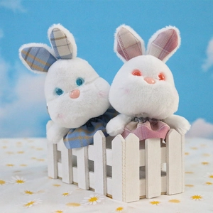 Porte-clés peluche lapin mignon avec détails à carreaux sur fond floral élégant