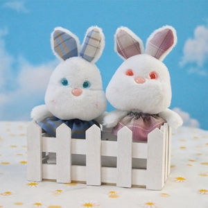 Mini peluches de lapins à carreaux dans un décor de jardin pour sacs et porte-clés
