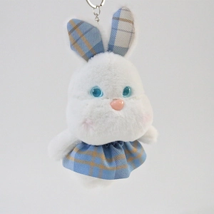 Mini pendentif lapin en peluche blanc avec détails à carreaux bleus et porte-clés