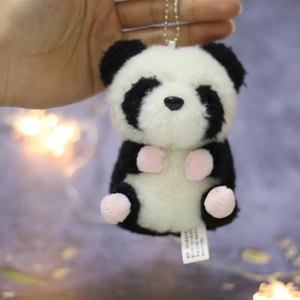 Nahaufnahme von flauschigem Panda-Plüsch-Schlüsselanhänger mit weicher Textur und Etikett