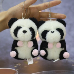 Detail von Plüsch-Pandas mit schwarz-weißem Kunstfell und Metall-Kugelkette