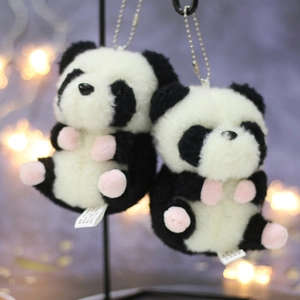 Nahaufnahme süßer Panda-Plüschanhänger mit weichem Fell, rosa Pfoten und Silberkette