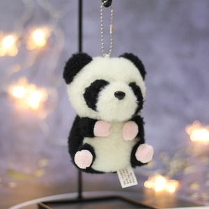 Nahaufnahme vom Plüsch Panda Schlüsselanhänger mit weichem Fell und rosa Pfoten-Detail