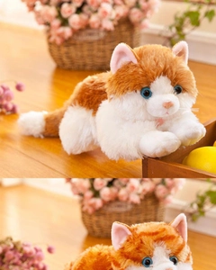 Dettaglio ravvicinato del gatto di peluche realistico a strisce arancioni con occhi blu