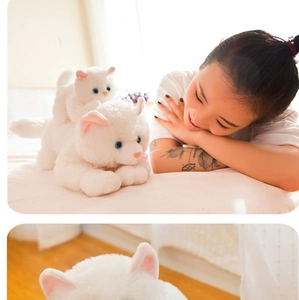 Dettaglio di gatti di peluche bianchi con occhi azzurri tenuti da una modella a letto