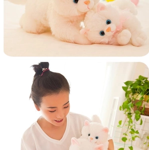 Dettaglio di un gatto di peluche bianco con fiocco rosa tenuto da una modella in una casa