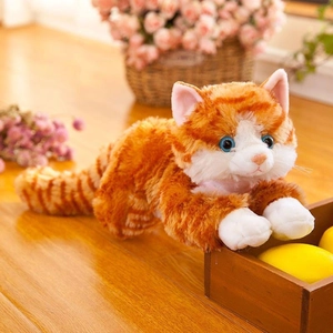 Peluche gatto tigrato arancione realistico in posizione sdraiata con pelliccia morbida