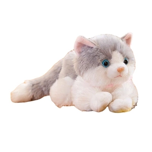 Adorabile gatto di peluche realistico grigio e bianco con occhi blu su sfondo bianco