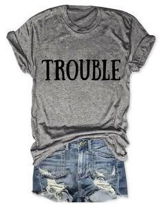 Completo estivo con t-shirt grigia stampa TROUBLE e shorts in denim consumati