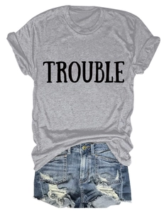 Piatto di t-shirt grigia a girocollo con stampa TROUBLE e pantaloncini di jeans strappati