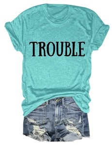 T-shirt turchese a girocollo con scritta TROUBLE e pantaloncini in denim strappati