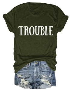 Flat lay di t-shirt girocollo verde militare con stampa Trouble e pantaloncini in denim