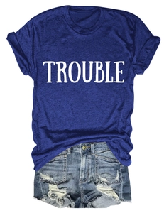 Posa piatta di t-shirt blu reale con stampa Trouble e pantaloncini denim strappati