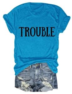 Vista piatta della t-shirt blu TROUBLE e pantaloncini di jeans strappati