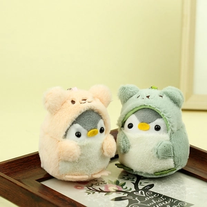 Portachiavi in peluche a forma di pinguino con costumi da orso rosa e rana verde
