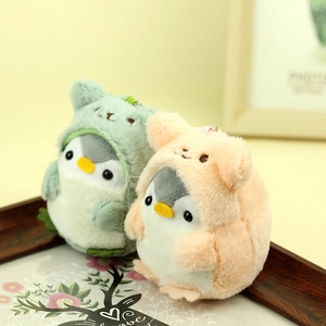 Dettaglio portachiavi pinguino in peluche con felpe con cappuccio verde e rosa