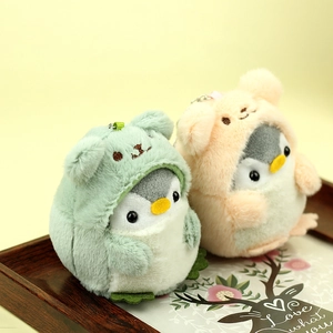 Dettaglio dei portachiavi in peluche a forma di pinguino in verde menta e rosa pastello