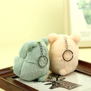 Dettaglio dei portachiavi in peluche verde chiaro e rosa con anello in metallo