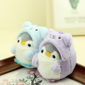 Dettaglio di portachiavi a forma di pinguino in peluche blu e viola con cappucci