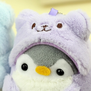 Vista ravvicinata del pinguino di peluche con cappuccio a forma di orso viola