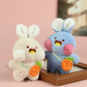 Portachiavi con coniglietti di peluche beige e blu con mini borse a carota rosa