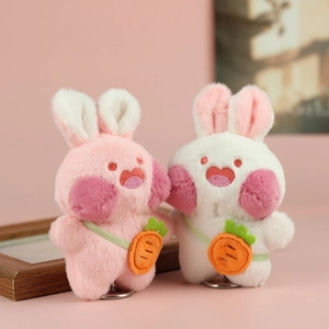 Primo piano di ciondoli a forma di coniglio in peluche con ricamo a cuore