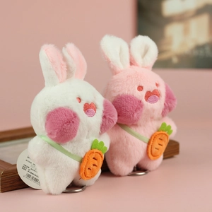 Dettaglio di portachiavi a forma di coniglio di peluche con carote in bianco e rosa