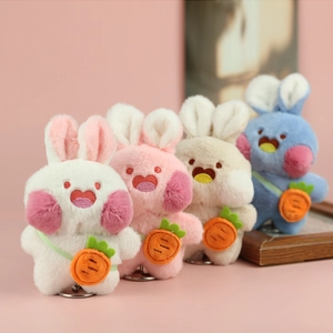 Dettaglio di quattro ciondoli a forma di coniglio in peluche con carotine