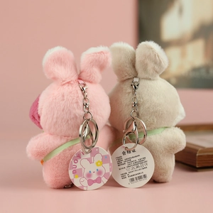 Vista dettagliata del retro dei portachiavi a forma di coniglio in peluche con ganci