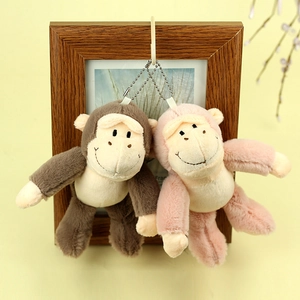 Gros plan de porte-clés gorilles en peluche marron et rose avec chaînes à billes