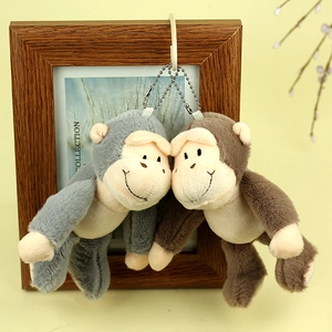 Détail de porte-clés gorille en peluche gris et marron avec chaînes à billes en métal