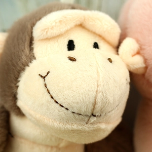 Gros plan d'un porte-clés singe en peluche avec fourrure douce et visage souriant