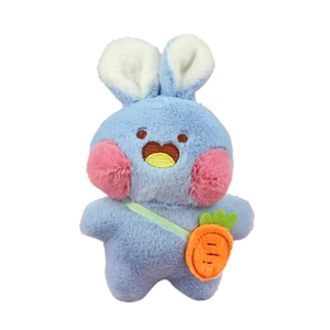 Portachiavi coniglietto di peluche blu e borsa a carota su sfondo bianco neutro