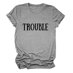 Dettaglio della t-shirt grigia girocollo con stampa TROUBLE e design dell'orlo