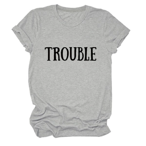 Dettaglio della t-shirt grigia girocollo con stampa TROUBLE e maniche con risvolto
