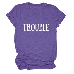 Dettaglio della stampa bianca Trouble su una t-shirt viola melange girocollo